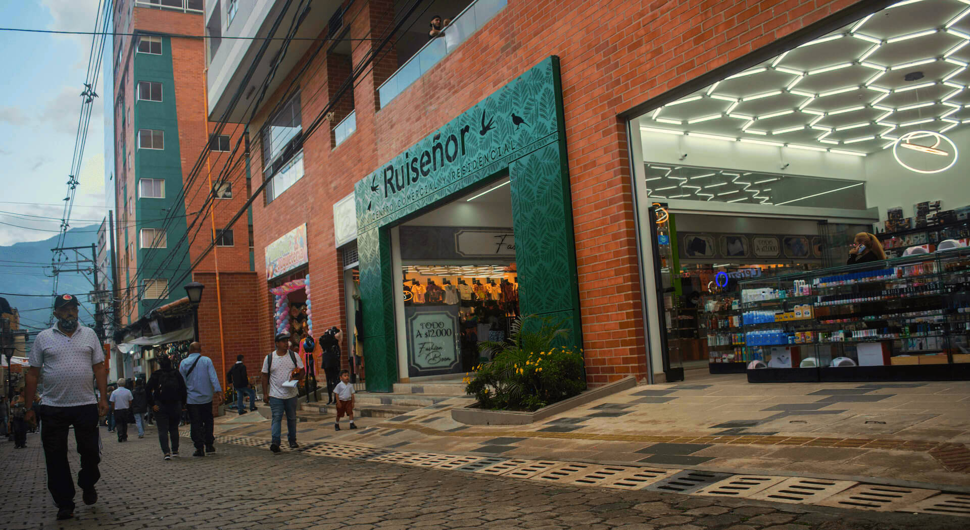 Ruiseñor Centro Comercial y Residencial - Acceso Calle Del Comercio
